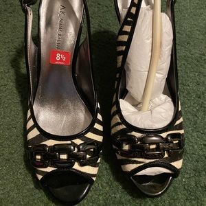 Ladies beautiful B/W Shoes